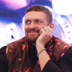 Новини спорту - Усик після поєдинку Кроуфорда з Канело відзначив неймовірність цього бою