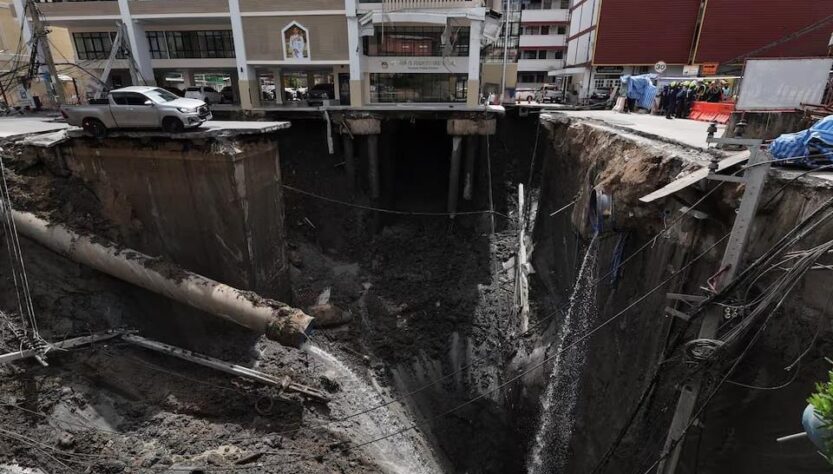 Новини світу - В Бангкоку коло лікарні з'явилася 50-метрова вирва