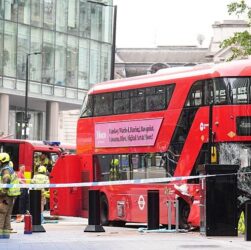 Новини світу - В Лондоні двоповерховий автобус в'їхав у натовп: 17 потерпілих