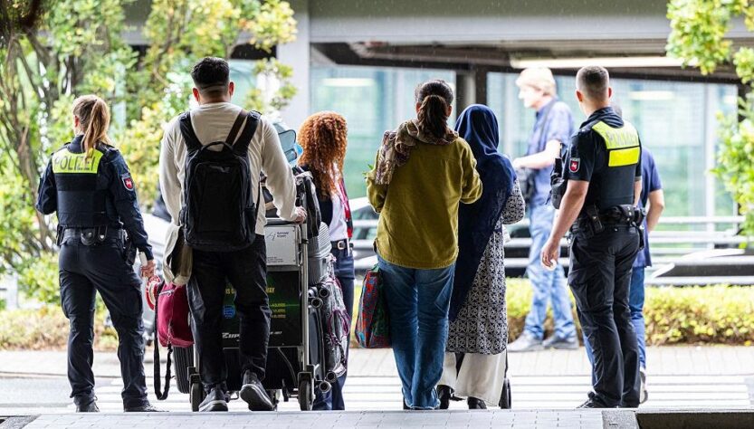 Новини світу - В Німеччині вперше за 15 років зменшилась кількість біженців