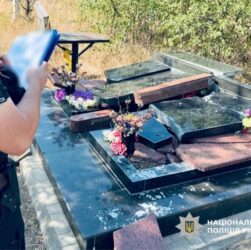 Новини України - В Одесі чоловік пошкодив майже 30 пам’ятників на кладовищі