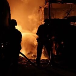 Суми: внаслідок атаки російськими БпЛА зафіксовано влучання по автомобільній стоянці