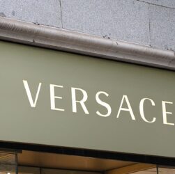 Новини бізнесу - Єврокомісія дозволила купівлю Versace модним домом Prada