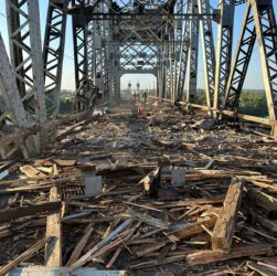 Новини України - З'явилися кадри пошкодженого РФ мосту у Кременчуці