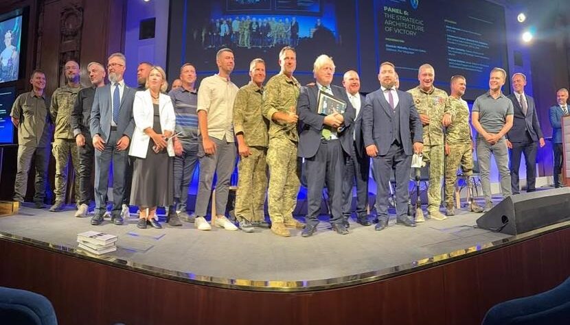 Новини політики - Захід має надати Україні дозвіл бити по військових базах РФ - Борис Джонсон