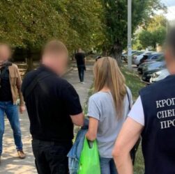 Новини України - Затримано секретаря ВЛК, що взялася за $2000 "вирішити" питання мобілізації
