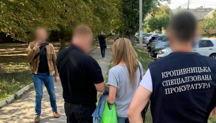 Новини України - Затримано секретаря ВЛК, що взялася за $2000 "вирішити" питання мобілізації