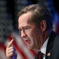 Новини світу - Звільненому після скандалу з Signal Волцу знайшли нову посаду