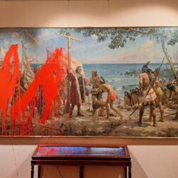 Новини світу - Активістки облили картину про Колумба в Мадриді