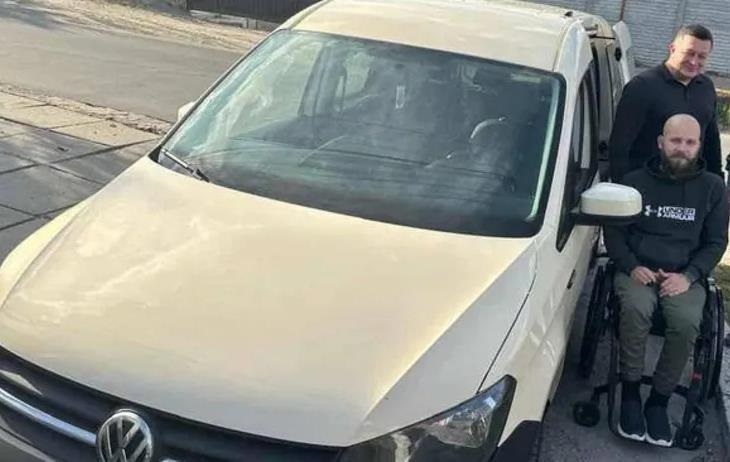 Новини України - Благодійники передали авто ветерану з інвалідністю
