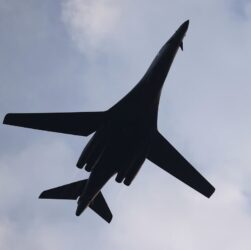 Новини світу - Бомбардувальники напоготові: Трамп заявив про наземну операцію у Венесуелі