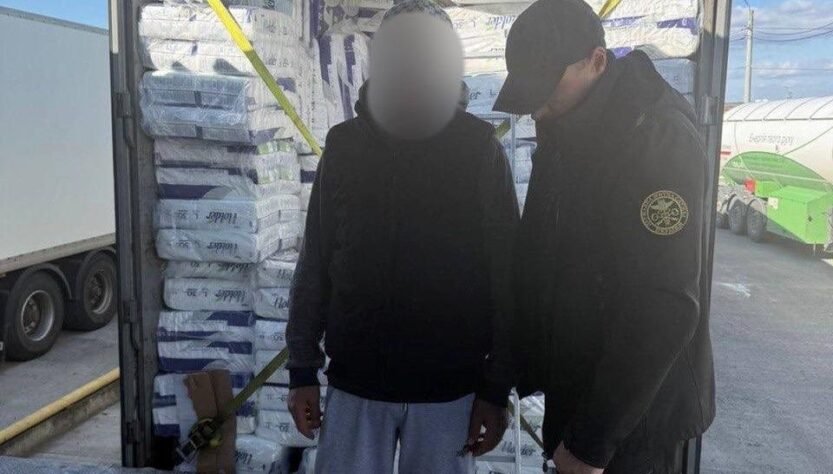 Новини України - Чоловік ховався в памперсах, щоб в'їхати в Україну