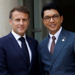 Новини світу - Франція евакуювала президента Мадагаскару через військовий переворот