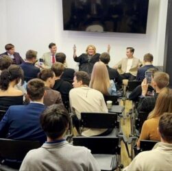 Новини світу - Глава проросійської партії Румунії пригрозила Зеленському "переламати ноги"