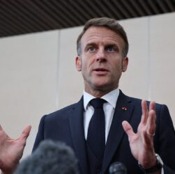 Новини світу - Хаос у Франції. Під Макроном хитке крісло