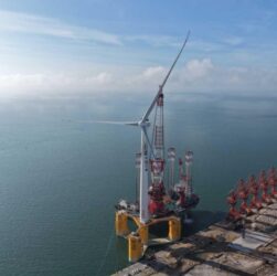 Технології - Китай зібрав найбільшу у світі плавучу вітрову турбіну