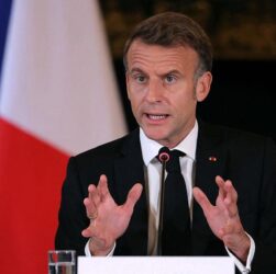 Новини світу - Макрон відмовився складати повноваження президента