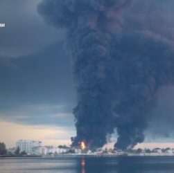 Новини України - Пожежа на нафтобазі у Феодосії: дим розтягнувся на 12 км