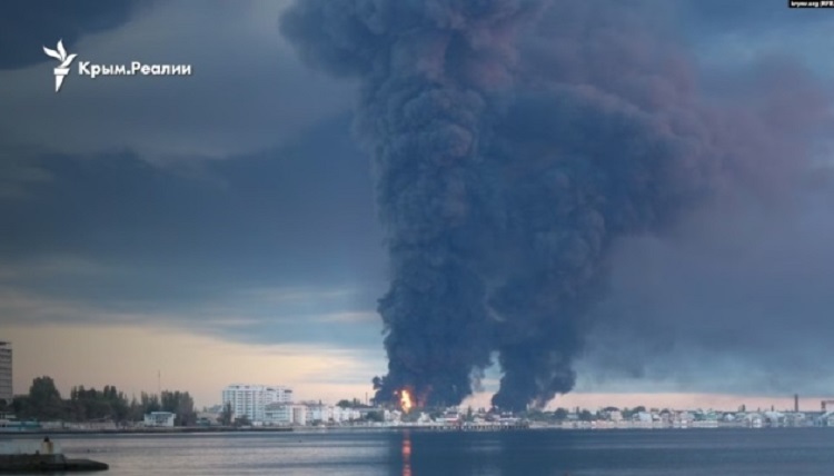 Новини України - Пожежа на нафтобазі у Феодосії: дим розтягнувся на 12 км