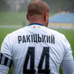 Новини спорту - Ракіцький б'є головою, та не у ворота, а суперника