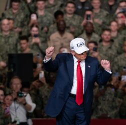 Новини світу - Рейтинг Трампа впав до найнижчої позначки з моменту повернення у Білий дім