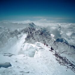 Новини світу - Сотні туристів досі чекають на порятунок на Евересті