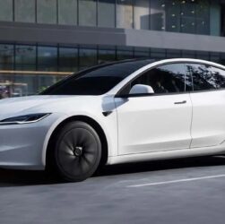 Авто новини - Tesla представила дві дешеві версії власних авто