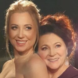 Новини культури - Тоня Матвієнко зворушливо вшанувала пам’ять мами