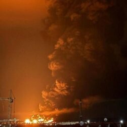 Новини України - У Феодосії уже четверту добу горить нафтобаза