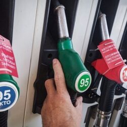 Новини світу - У кількох областях РФ встановили ліміти на продаж бензину