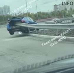 Новини Києва - У Києві авто насадилось на відбійник
