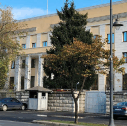 Новини світу - У Румунії чоловік намагався протаранити автомобілем ворота посольства РФ