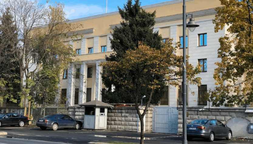 Новини світу - У Румунії чоловік намагався протаранити автомобілем ворота посольства РФ