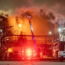 Новини світу - У США сталася масштабна пожежа на НПЗ
