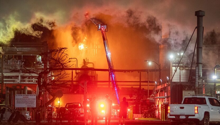 Новини світу - У США сталася масштабна пожежа на НПЗ