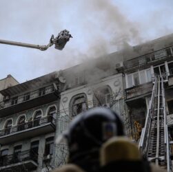 Новини Києва - У центрі Києва з вечора палає багатоповерхівка