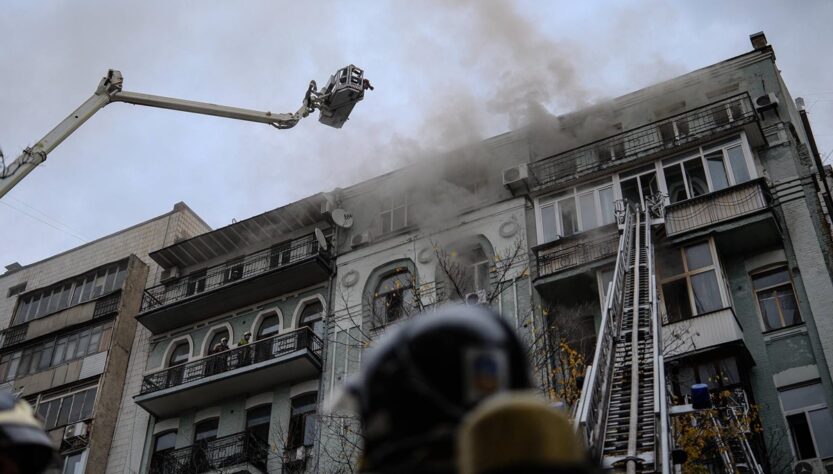 Новини Києва - У центрі Києва з вечора палає багатоповерхівка