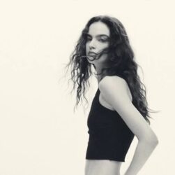 Без категорії - Українка стала обличчям бренду Кайлі Дженнер