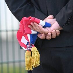 Новини світу - Услід за премʼєром: міністр оборони Франції подав у відставку