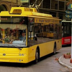 Новини Києва - В Києві прорвало водопровід: перекрито рух і змінено маршрути тролейбусів