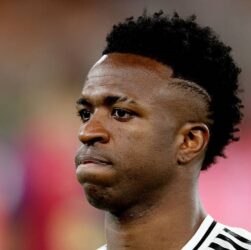 Новини спорту - Вінісіус показав себе галантним кавалером, вибачившись за зради