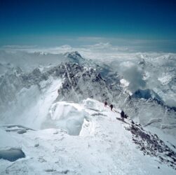 Новини світу - Зі схилу Евересту евакуювали туристів, які не могли спуститися через негоду