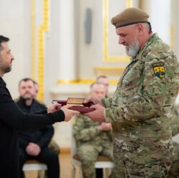 Володимир Зеленський вручив державні нагороди українським героям