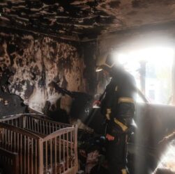 Новини Києва - Атака на Київ: рятувальник гасив власну квартиру