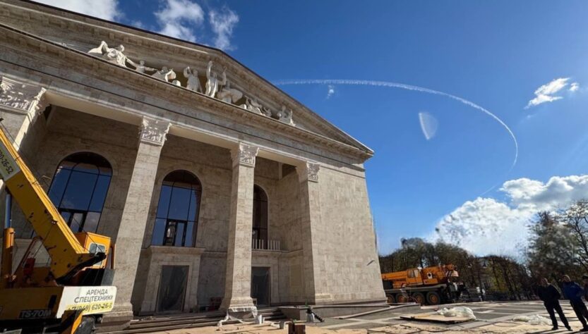 Новини України - Окупанти готуються відкрити драмтеатр у Маріуполі