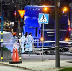 Новини світу - В Стокгольмі двоповерховий автобус врізався в зупинку з людьми: є загиблі
