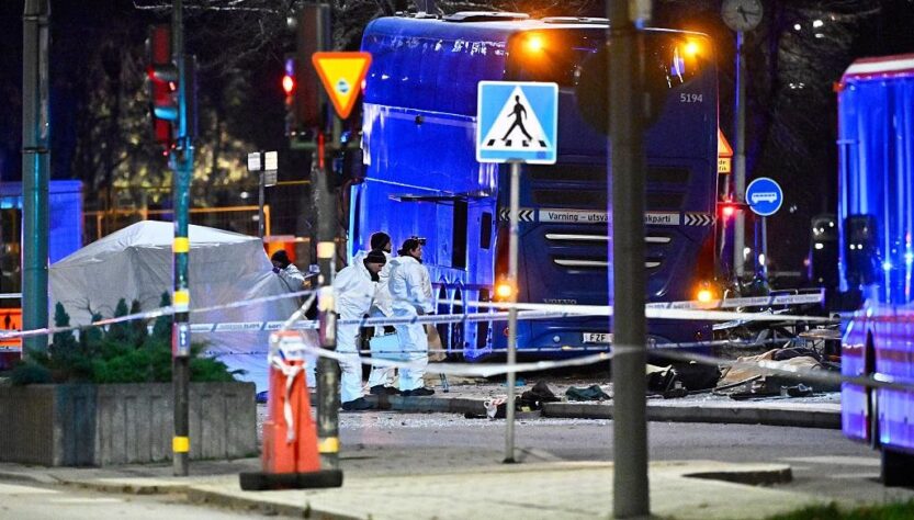 Новини світу - В Стокгольмі двоповерховий автобус врізався в зупинку з людьми: є загиблі
