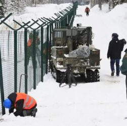 Новини світу - 280 км: Латвія повністю огородилася від Росії парканом
