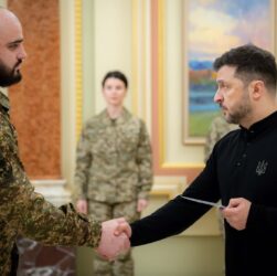 Володимир Зеленський вручив сертифікати на отримання квартир воїнам та їхнім родинам