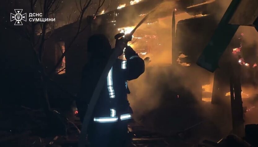 Сумщина: рятувальники гасять пожежі після російських ударів
